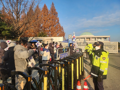 아침부터 국회 정문 앞에서 윤석열 대통령 탄핵 외치는 시민들.<연합뉴스>